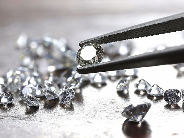 Değerli taşlar gemoloji laboratuvarında inceleniyor!